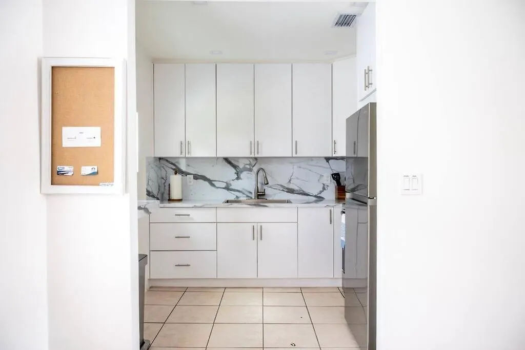 Coral Gables With Pool Near Airport. King Beds Holiday home