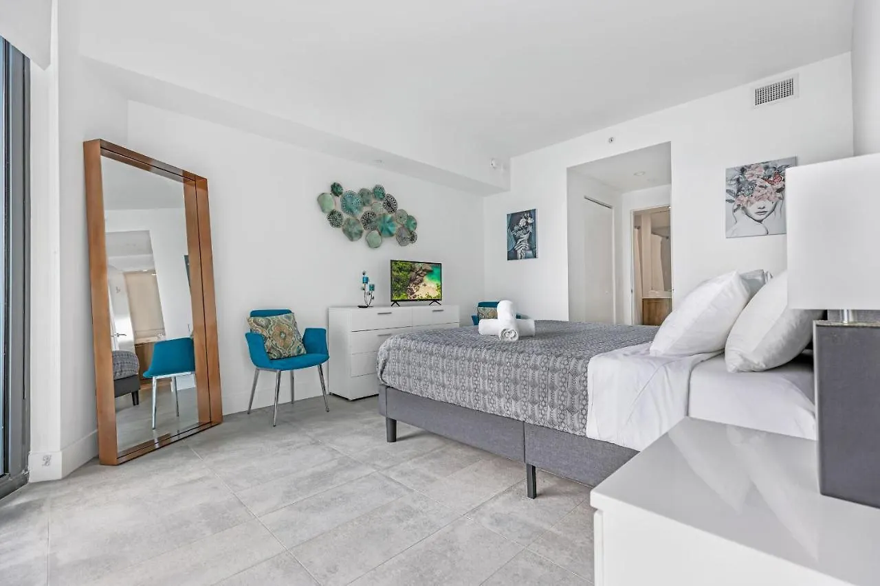 Exclusive High-rise In Edgewater Apartment
