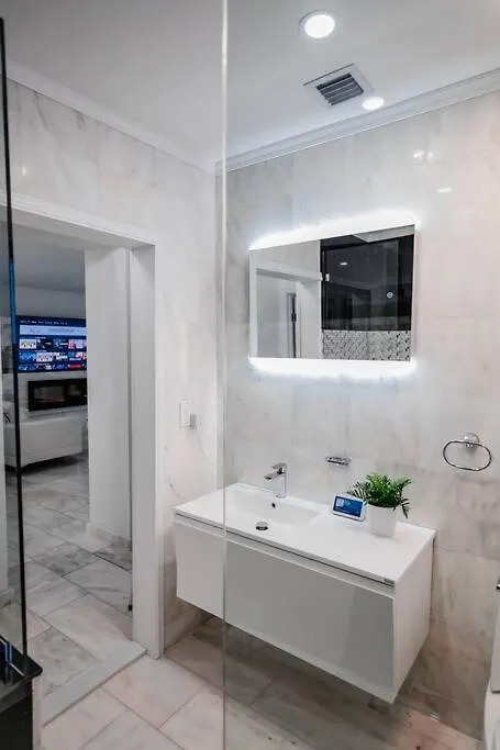 Exquisite Luxe 3 Bed With Hot Tub! Villa *