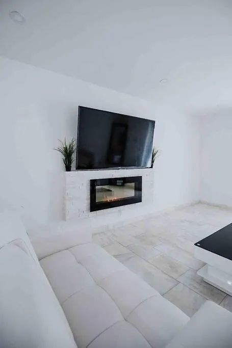 Exquisite Luxe 3 Bed With Hot Tub! *