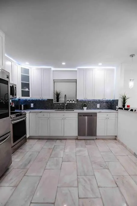 Exquisite Luxe 3 Bed With Hot Tub! Villa *