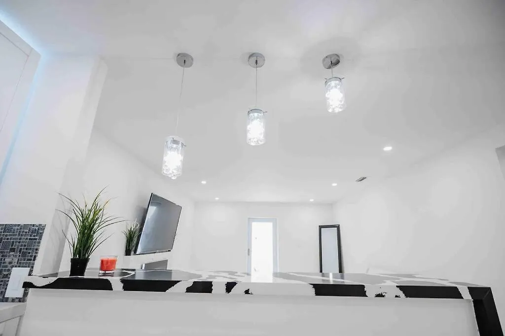 Exquisite Luxe 3 Bed With Hot Tub! Villa *
