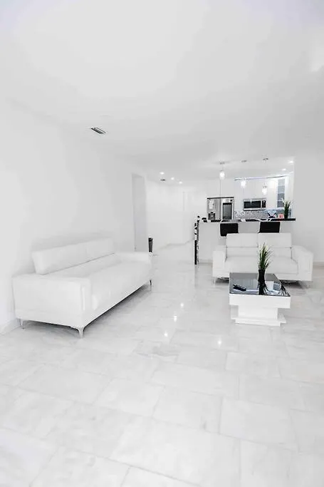 Exquisite Luxe 3 Bed With Hot Tub! Villa