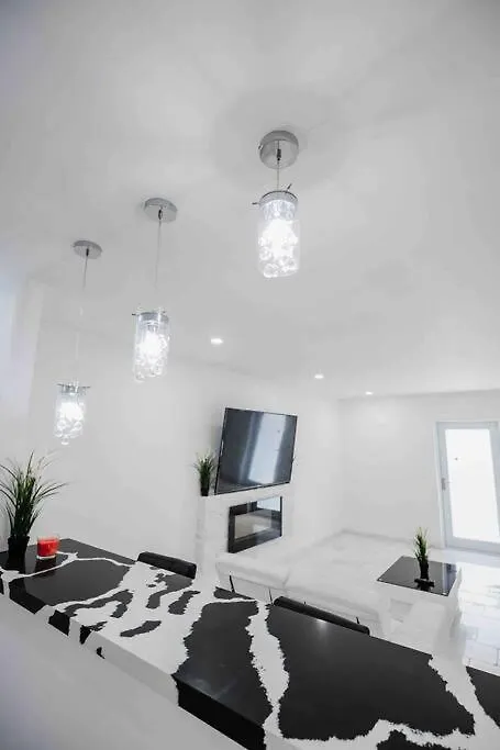Exquisite Luxe 3 Bed With Hot Tub! Villa *