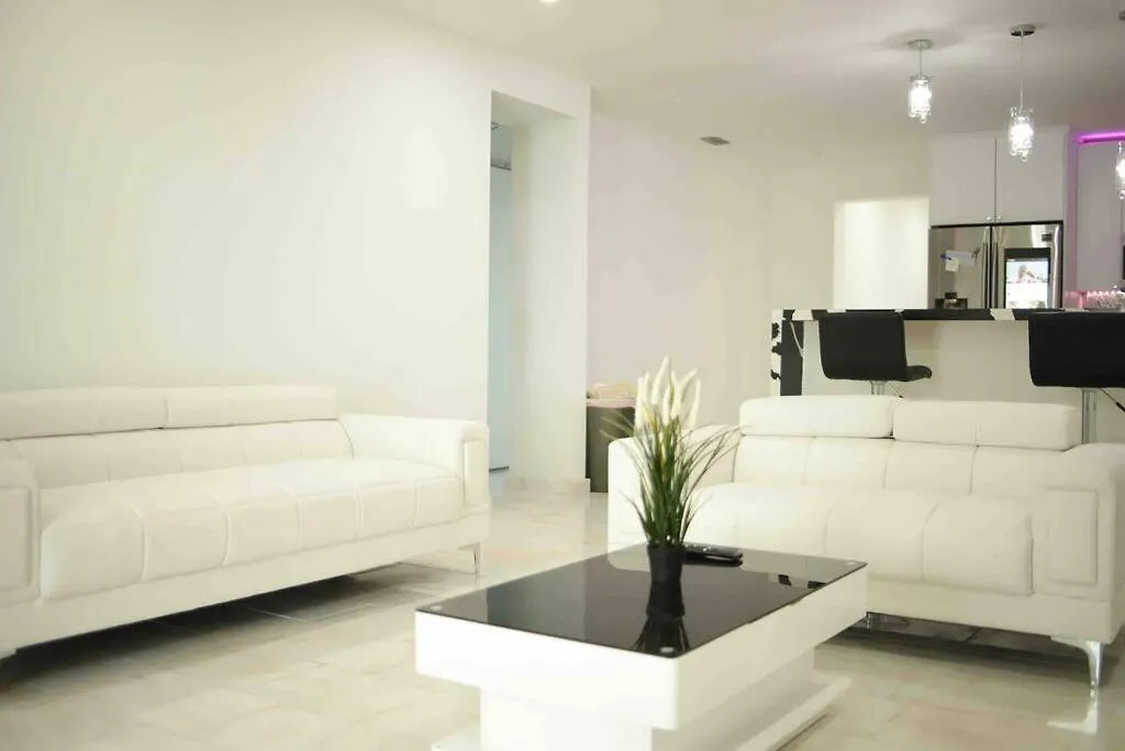 Exquisite Luxe 3 Bed With Hot Tub! Villa *