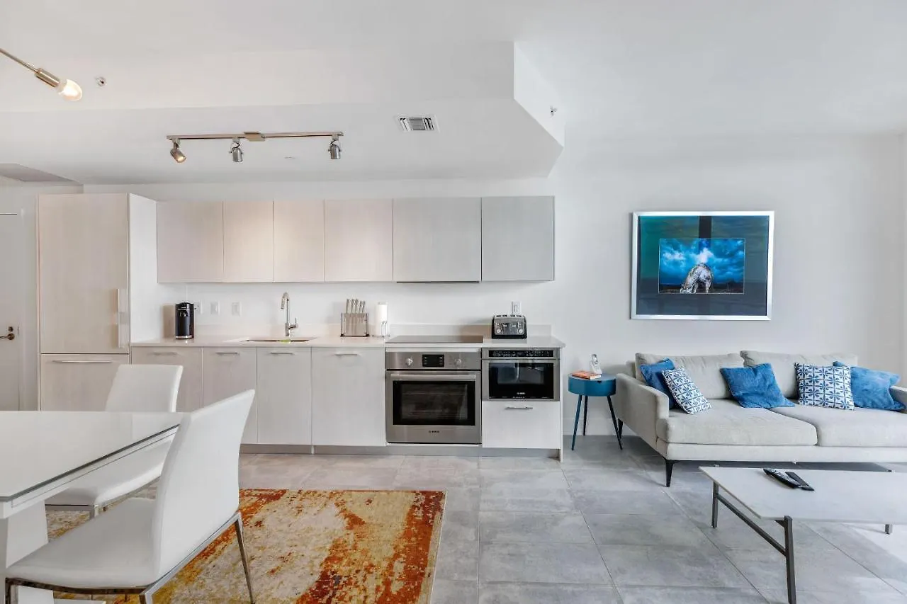 Exclusive High-rise In Edgewater Apartment *