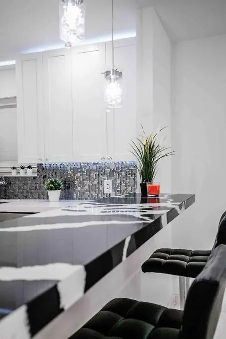 Exquisite Luxe 3 Bed With Hot Tub! Villa *