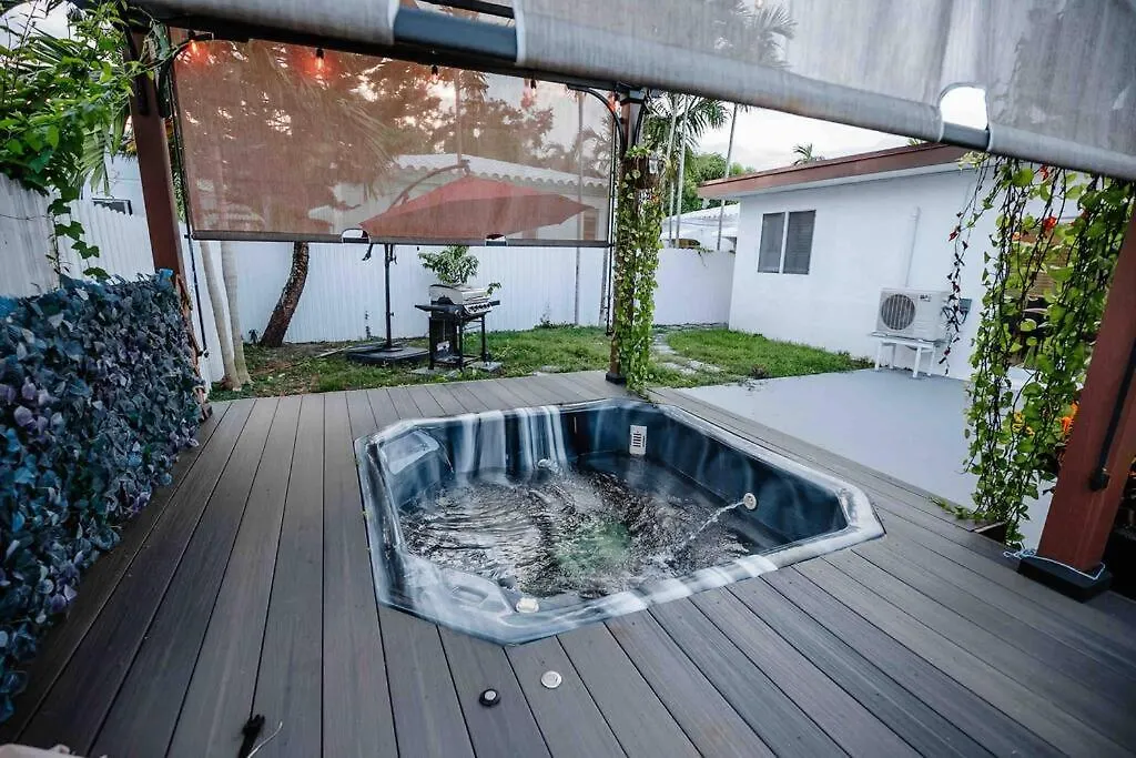 Exquisite Luxe 3 Bed With Hot Tub! Villa Miami