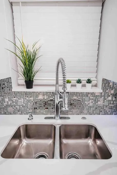 Exquisite Luxe 3 Bed With Hot Tub! Villa