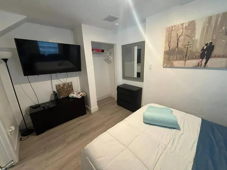 Quiet & Centrally Located House - Private Parking, Laundry And Storage For Luggage *