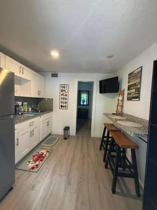 Quiet & Centrally Located House - Private Parking, Laundry And Storage For Luggage Holiday home Miami