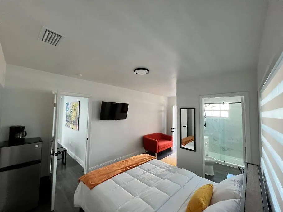 Stylish 3/2 Centrally Located! Apartment *