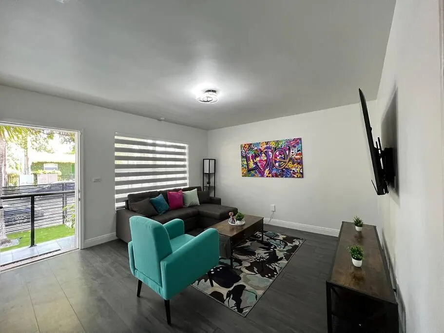 Apartment Stylish 3/2 Centrally Located!