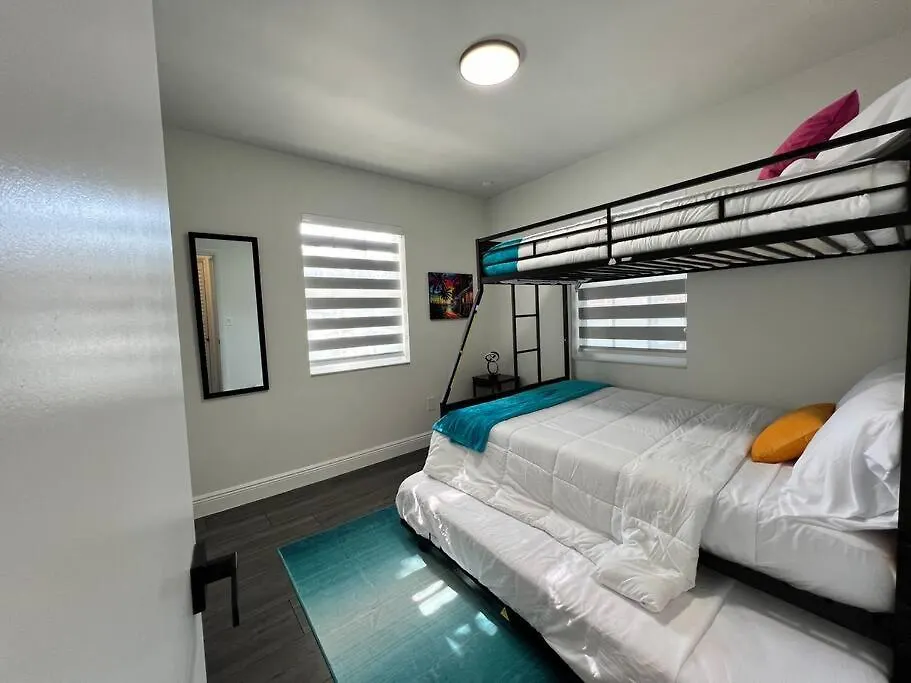 Stylish 2/1 Centrally Located! Μαϊάμι