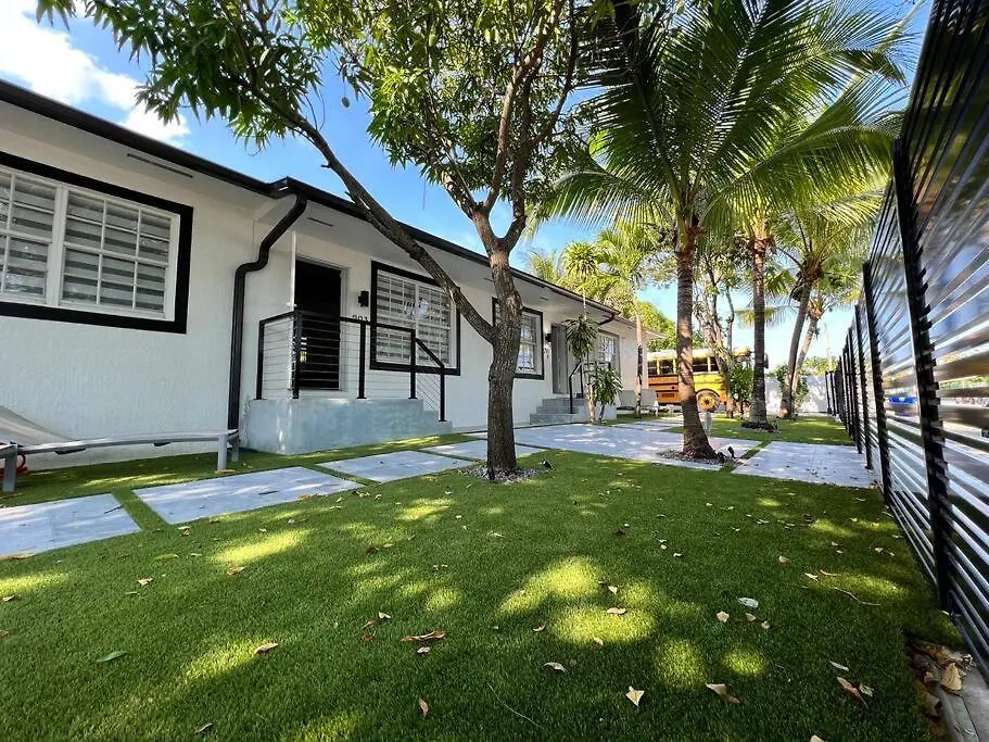 Stylish 3/2 Centrally Located! Apartment