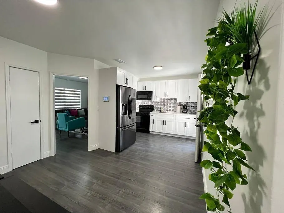 Apartment Stylish 3/2 Centrally Located! *