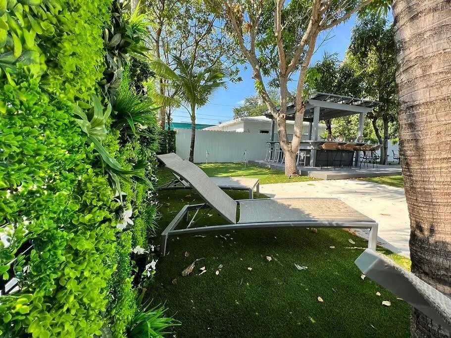 Stylish 2/1 Centrally Located! Apartment