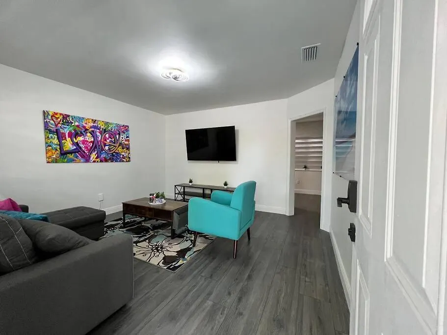 Stylish 3/2 Centrally Located! Apartment