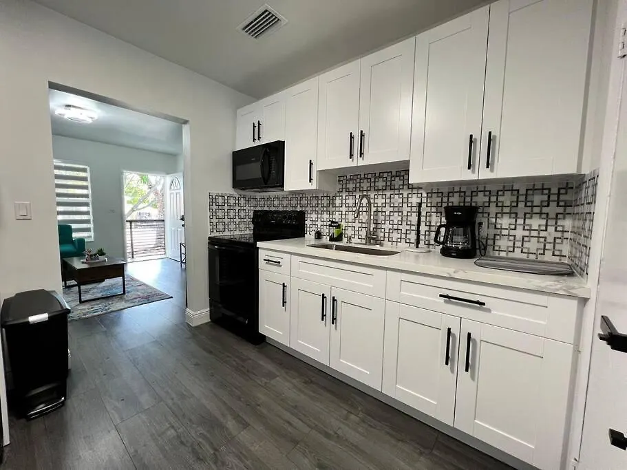 Stylish 2/1 Centrally Located! * Miami