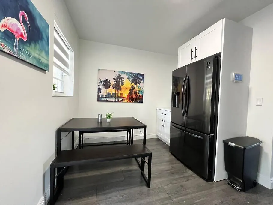 Apartment Stylish 2/1 Centrally Located! Miami