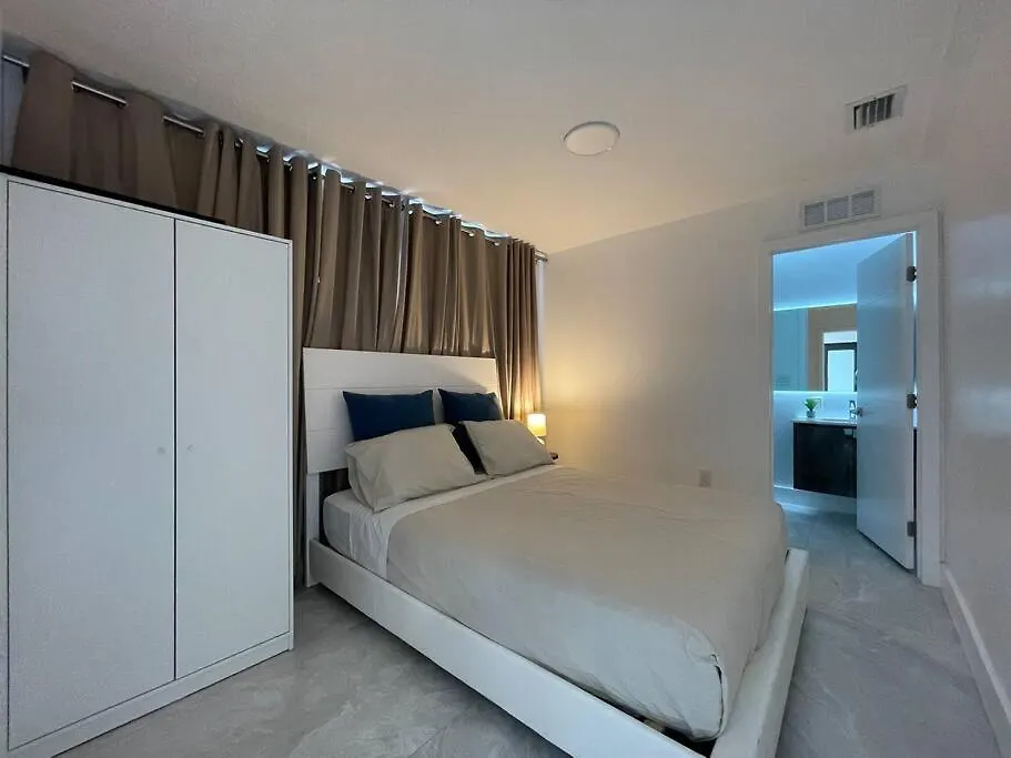 Eden In - Pool W/ Theater Pool House Holiday home Miami