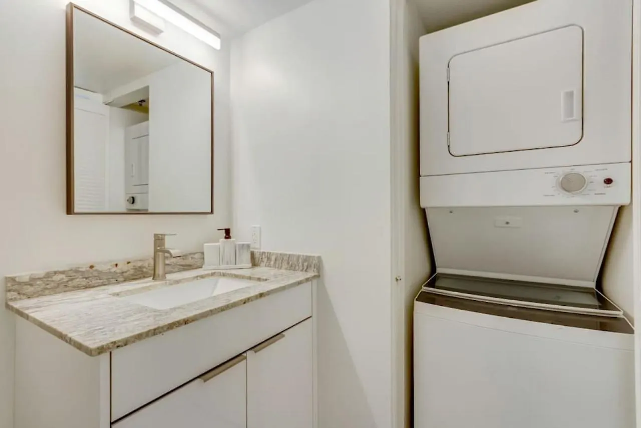 Newly-renovated Corner 3br With Balcony And Pool Holiday home Miami