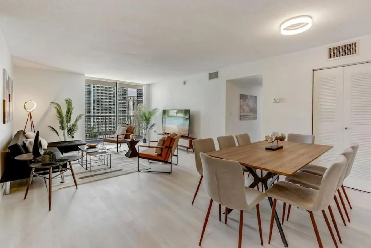 Newly-renovated Corner 3br With Balcony And Pool Miami