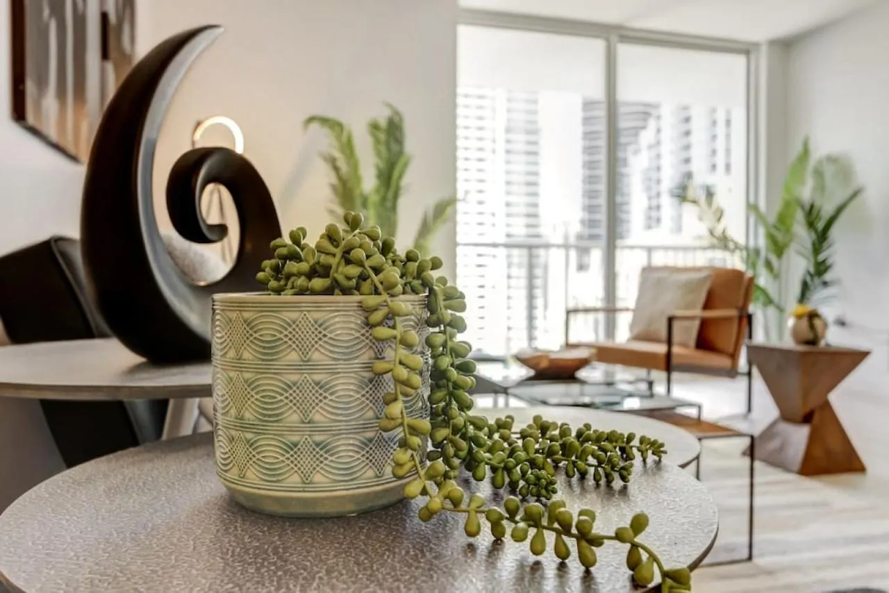 Newly-renovated Corner 3br With Balcony And Pool Miami