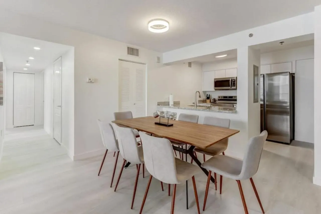 Newly-renovated Corner 3br With Balcony And Pool Holiday home *