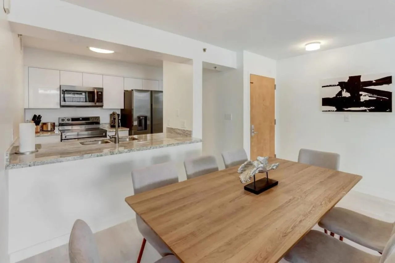 Newly-renovated Corner 3br With Balcony And Pool Holiday home Miami