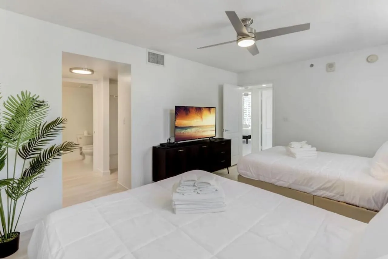 Holiday home Newly-renovated Corner 3br With Balcony And Pool *