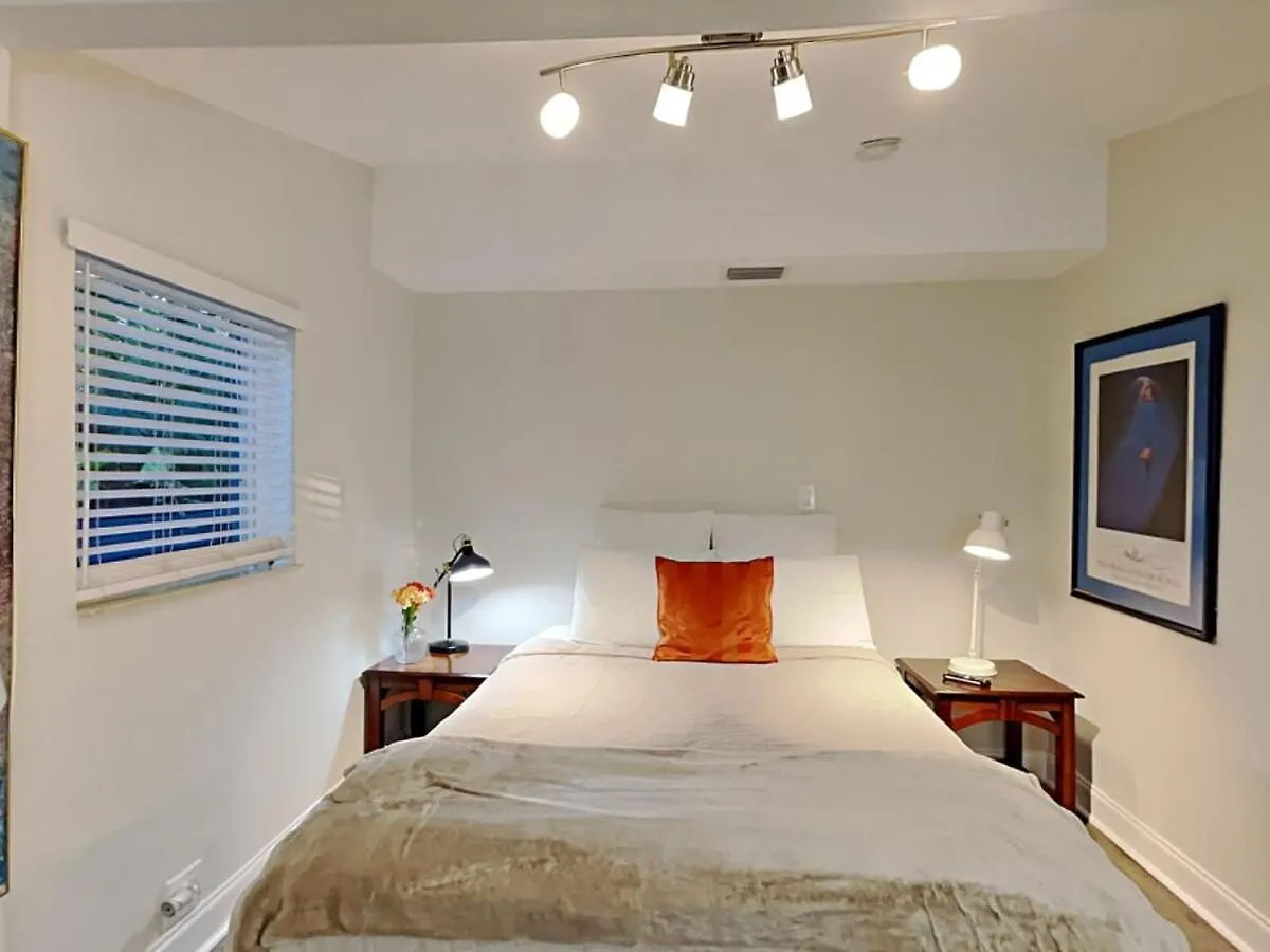 Townhouse With Patio, Gazebo, Free Parking, Centrally Located Holiday home Miami