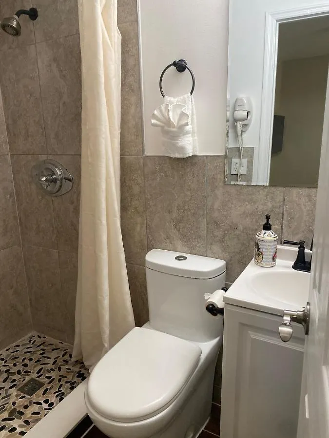 Townhouse With Patio, Gazebo, Free Parking, Centrally Located * Miami