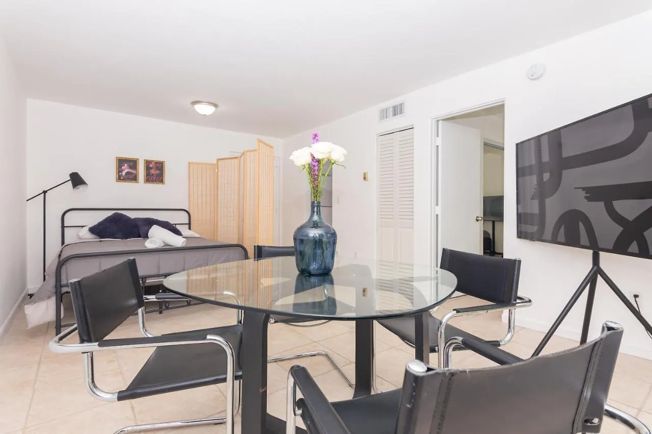 One Bedroom - With Parking & Balcony - Heart Of Wynwood 아파트