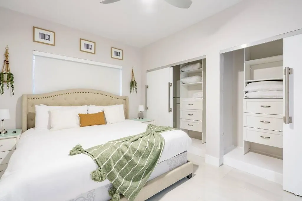 New & Calle Ocho With Arcade! Apartment