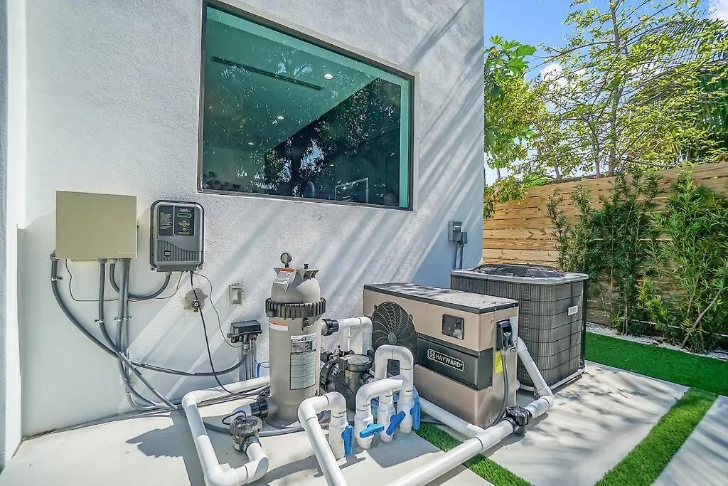 Villa Design House -heated Pool -big Yard -gated Parking