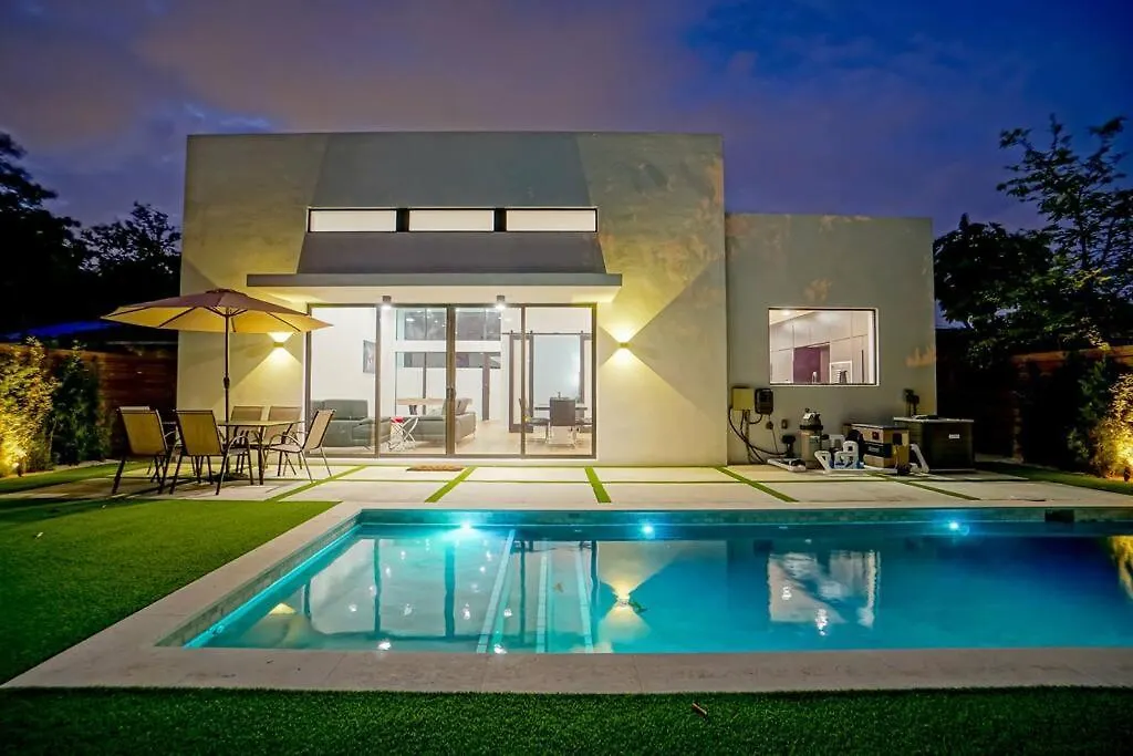 Villa Design House -heated Pool -big Yard -gated Parking