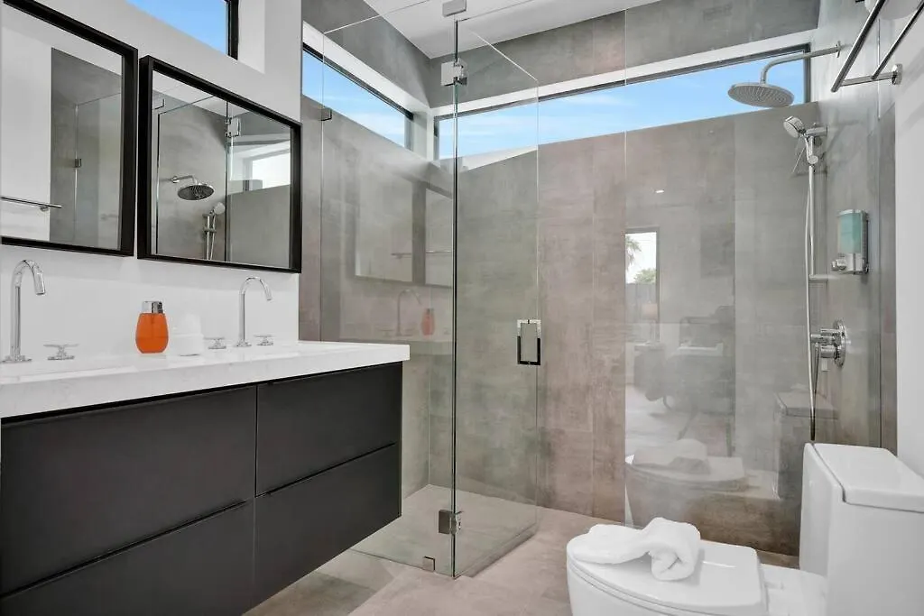 Design House -heated Pool -big Yard -gated Parking