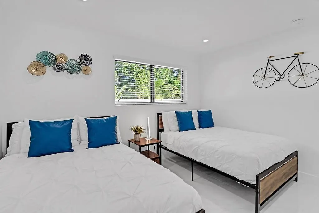 Modern Home, Heated Pool Hot-tub, 12min To Ocean וילה מיאמי