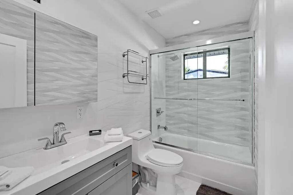Modern Home, Heated Pool Hot-tub, 12min To Ocean *