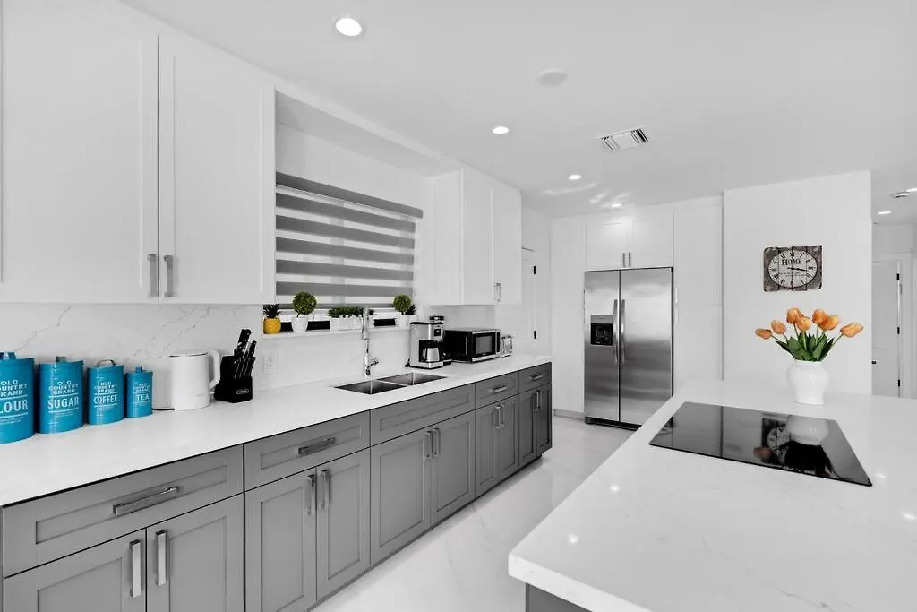 Modern Home, Heated Pool Hot-tub, 12min To Ocean וילה