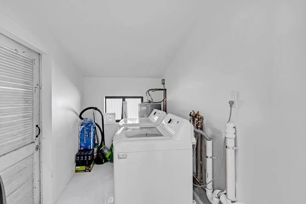 Modern Home, Heated Pool Hot-tub, 12min To Ocean *