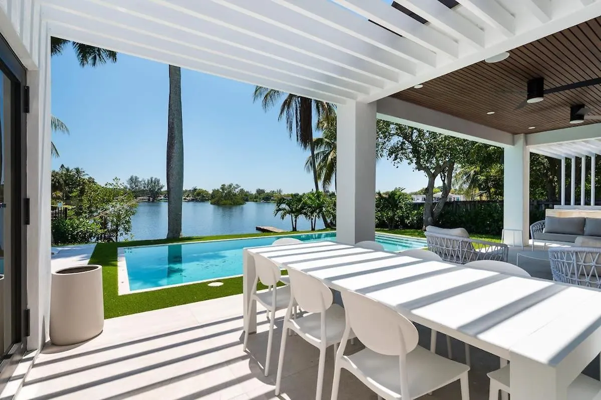 Super Modern Waterfront Paradise Near The Holiday home Miami