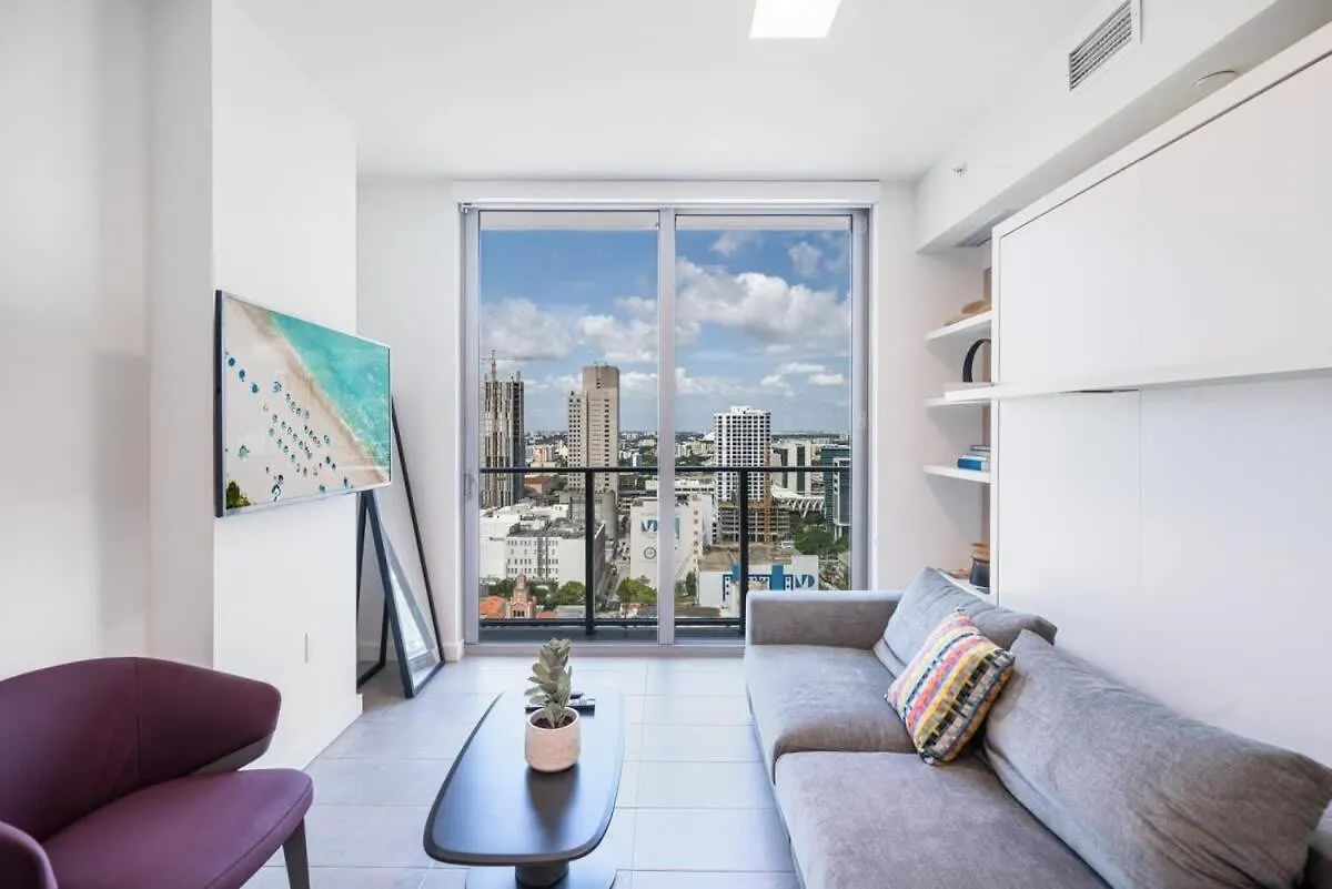 Sky-high 1 Bedroom Downtown Miami's Heart - Pool & Gym