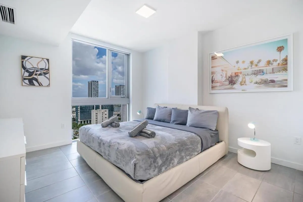 Sky-high 1 Bedroom Downtown Miami's Heart - Pool & Gym Holiday home Miami