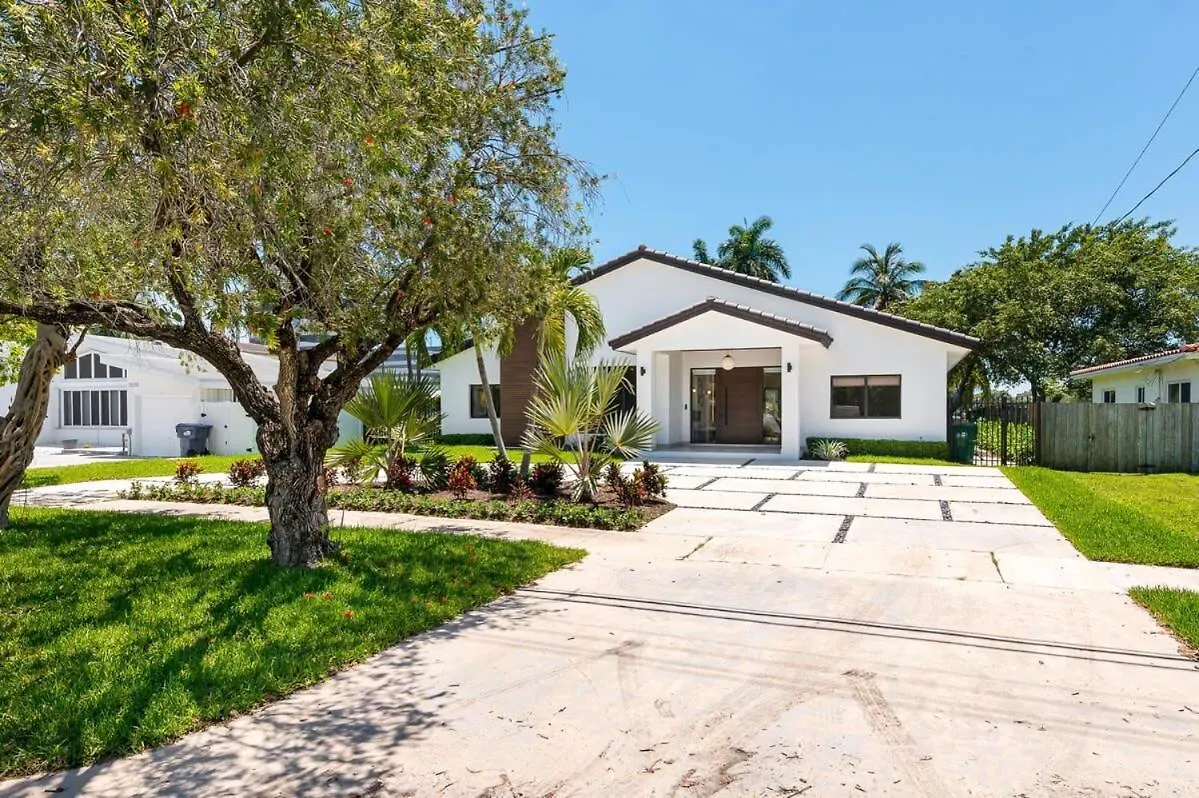 Super Modern Waterfront Paradise Near The Holiday home Miami