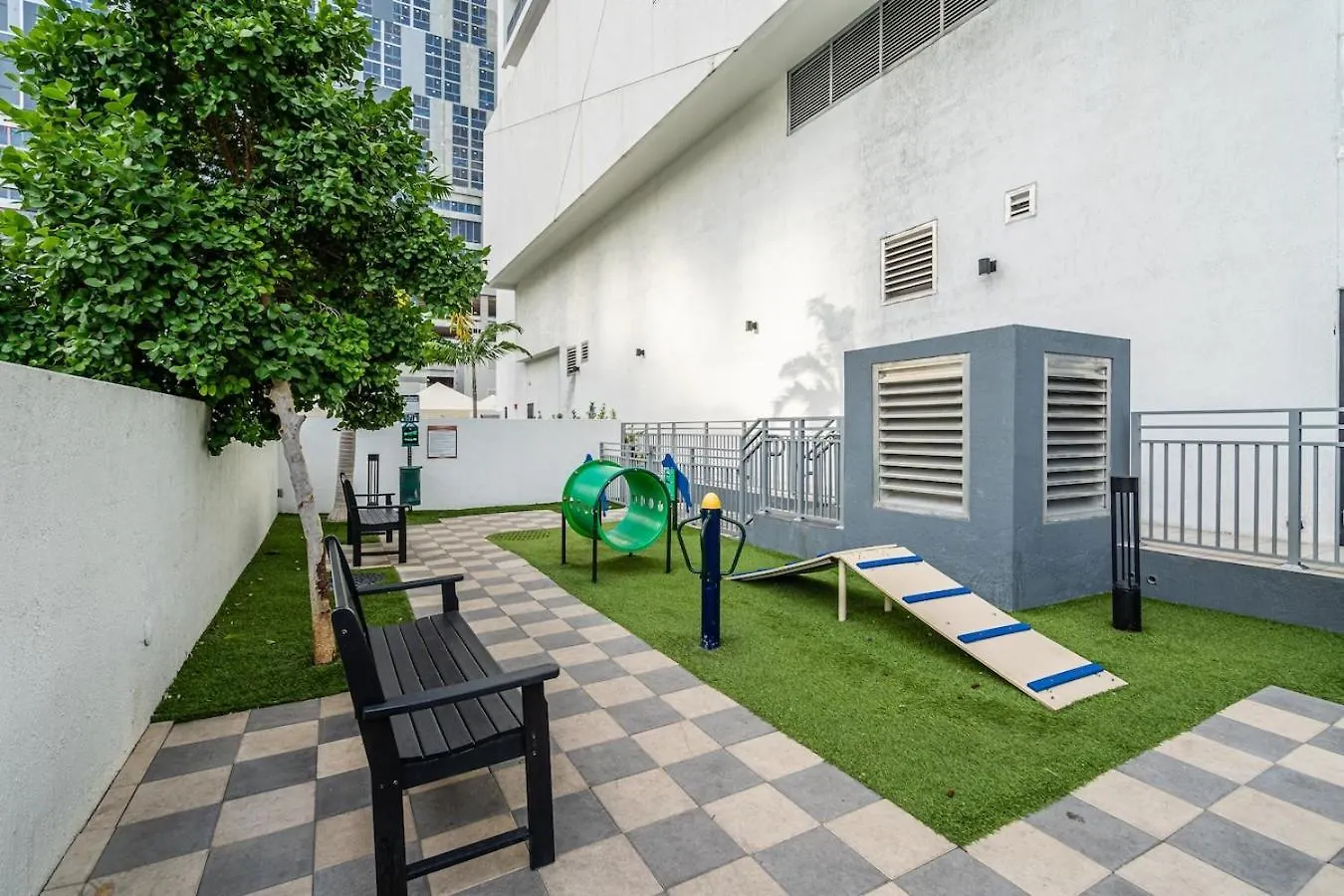Magic Vibrant 2 Bedroom With Free Parking Apartment *
