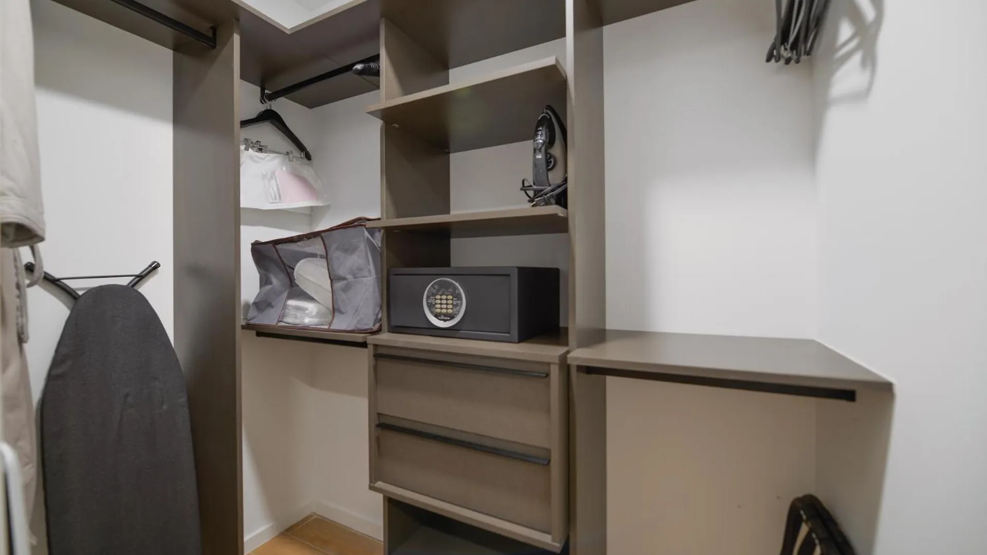 Bayside Luxury: Studio Near Bayfront Park *