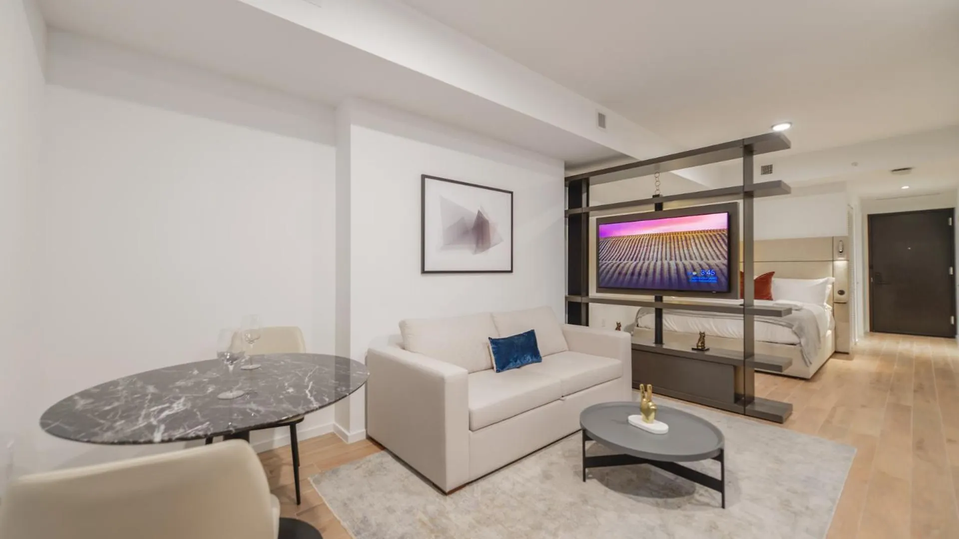 Bayside Luxury: Studio Near Bayfront Park