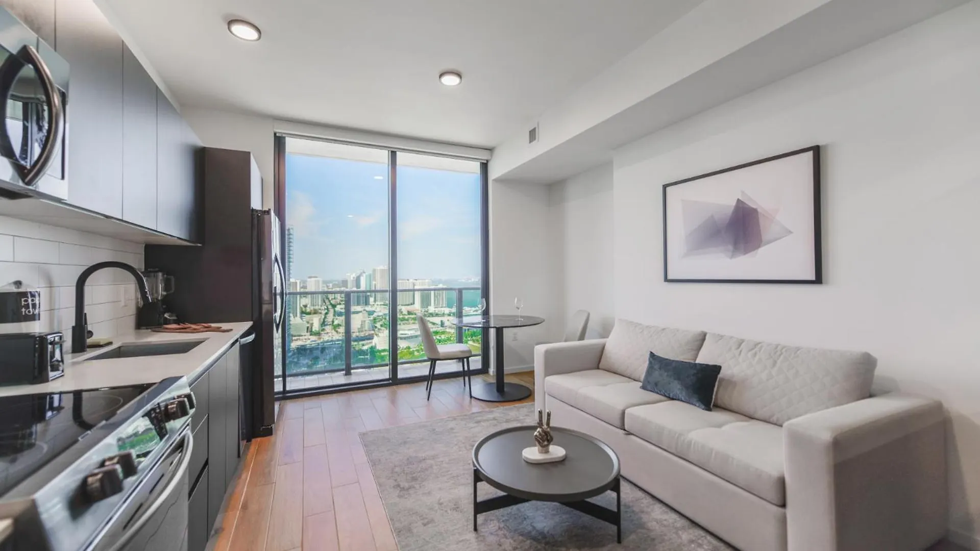 Bayside Luxury: Studio Near Bayfront Park Miami